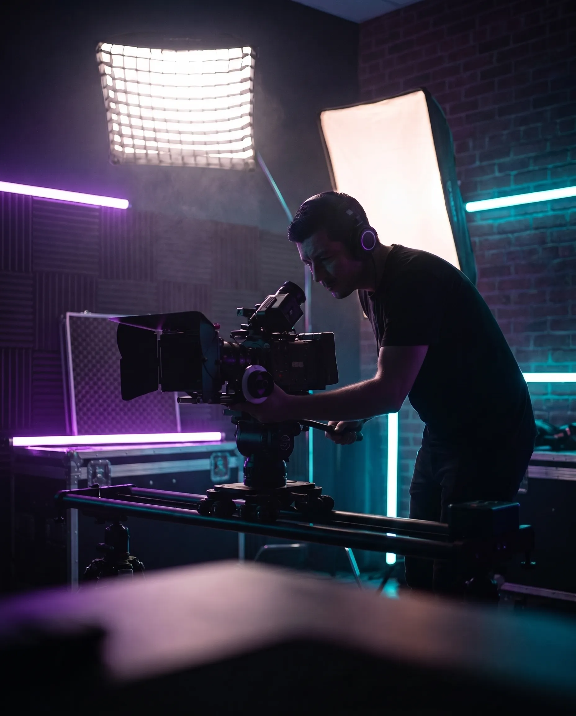Stefan Knipping bei einem Foto- und Video-Shooting mit Kamera- und Lichtsetup